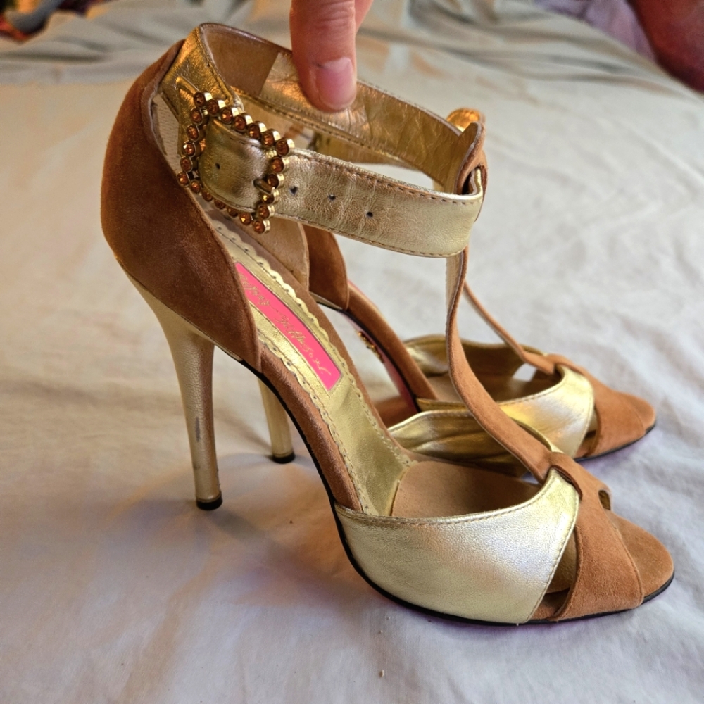 BETSEY JOHNSON 🎀 Tan Suede & Gold Leather T-Strap Peep Toe Stiletto Heels sz 7